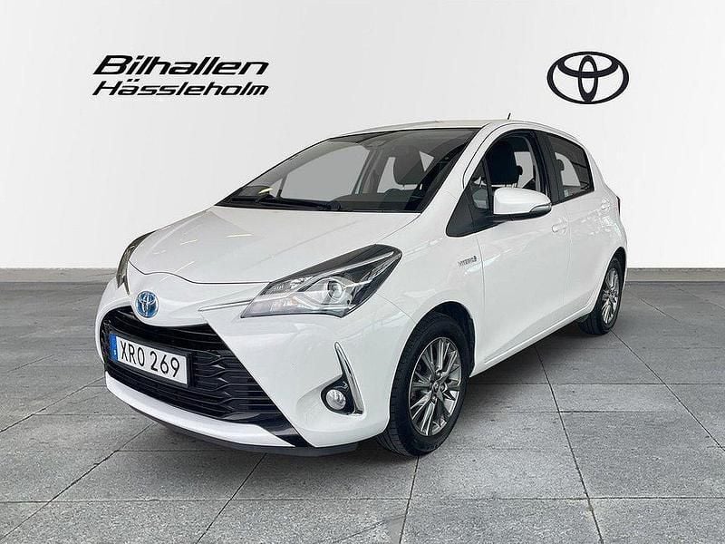 Vit Begagnad 2018 Toyota Yaris Hybrid Halvkombi | 144 900 kr (Marknadspris) - Bild 1/4