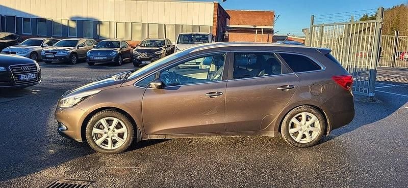 Begagnad Kia Ceed Sportswagon Comfort 128 HK (94 kW) 2013 Brun Kombi