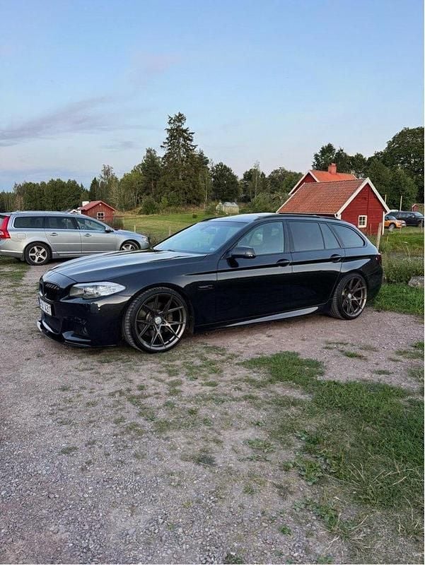 Grå Begagnad 2012 BMW 525 M Sport Kombi | 149 000 kr (Dyr) - Bild 1/4