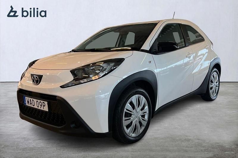Vit Begagnad 2022 Toyota Aygo Play Halvkombi | 184 900 kr (Lite dyr) - Bild 1/4