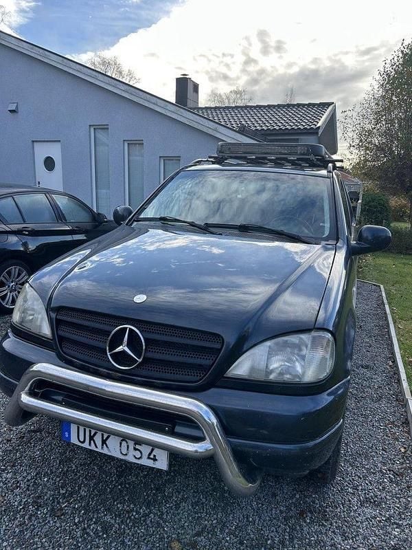 Begagnad 2001 Mercedes ML430 SUV | 38 000 kr - Bild 1/4