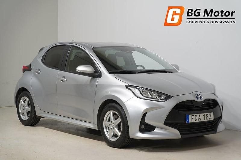 Silver Begagnad 2022 Toyota Yaris Hybrid Active Halvkombi | 199 900 kr (Marknadspris) - Bild 1/4