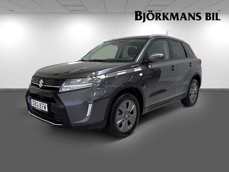 Grå Begagnad 2024 Suzuki Vitara SUV | 269 900 kr (Bra pris) - Bild 1/4