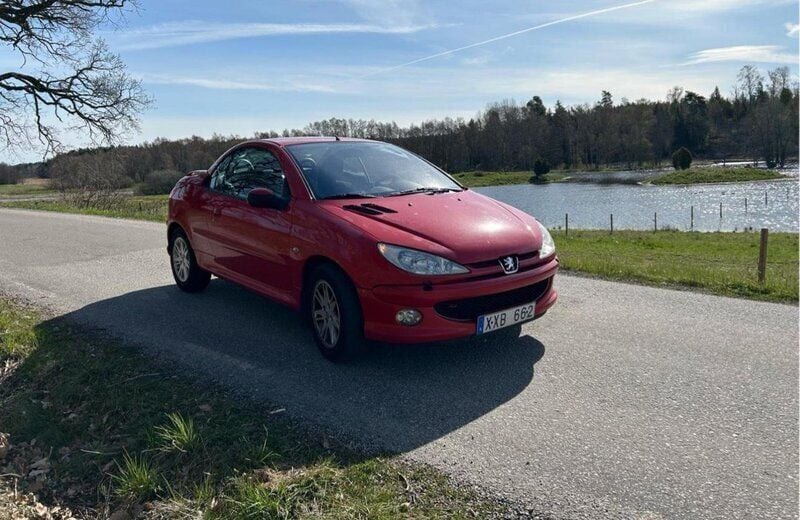 Röd Begagnad 2006 Peugeot 206 CC Cab | 22 000 kr (Marknadspris) - Bild 1/4
