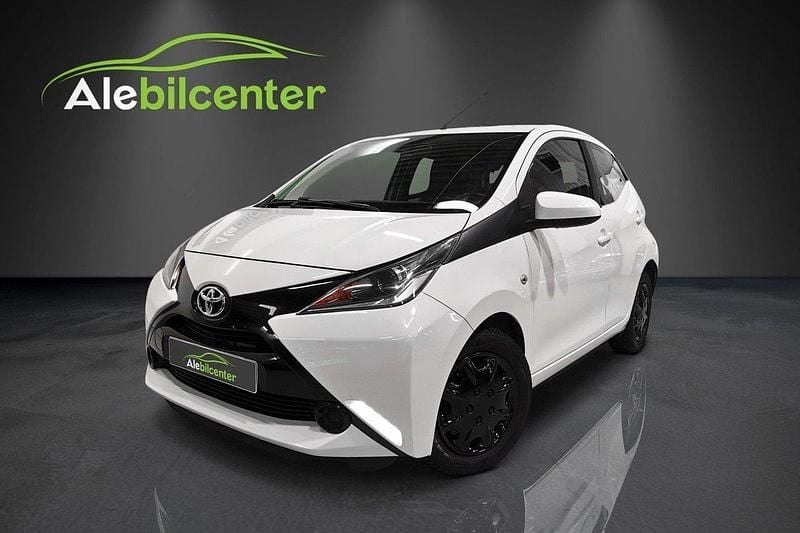 Vit Begagnad 2015 Toyota Aygo X-play Halvkombi | 69 900 kr (Marknadspris) - Bild 1/4