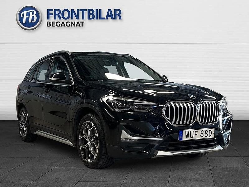 Svart Begagnad 2021 BMW X1 xLine SUV | 309 900 kr (Marknadspris) - Bild 1/3