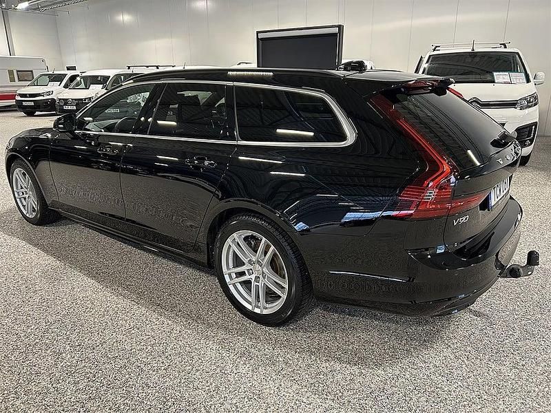 Begagnad Volvo V90 Momentum 197 HK (144 kW) 2022 Svart med klarlack Kombi