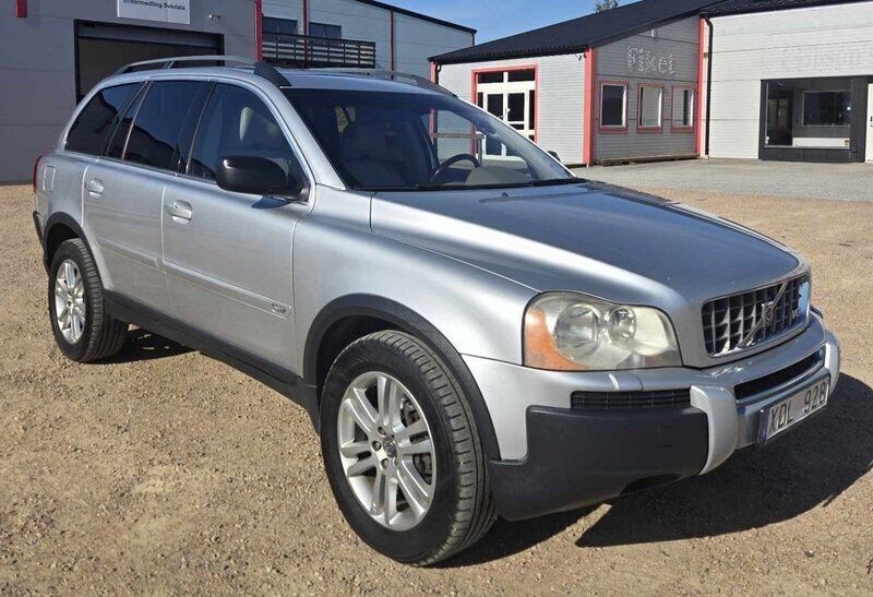 Ljusgrå Begagnad 2005 Volvo XC90 Summum SUV | 79 900 kr (Marknadspris) - Bild 1/4