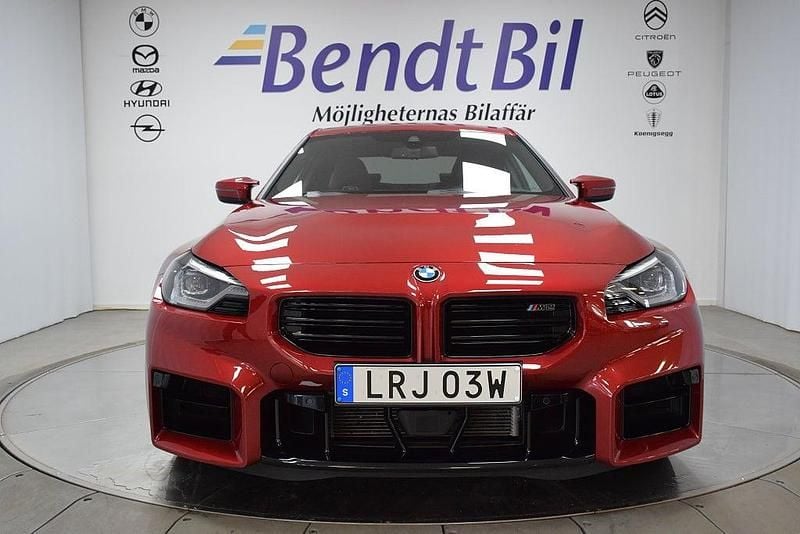 Begagnad BMW M2 Comfort Edition 480 HK (353 kW) 2024 Röd (fire red metallic) Sportkupé