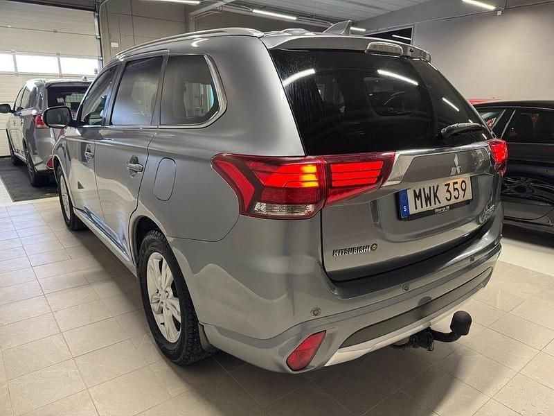 Begagnad Mitsubishi Outlander 203 HK (149 kW) 2016 Grå SUV