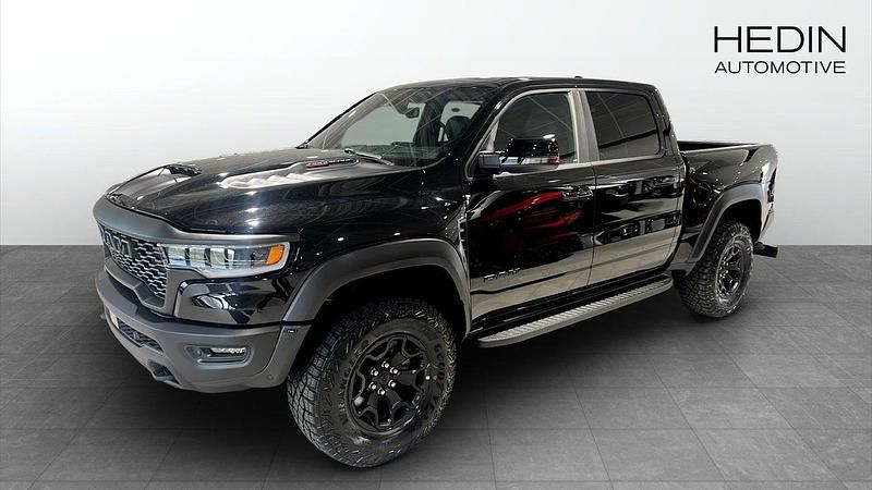 Svart (black) Ny 2025 RAM 1500 Pickup | 1 381 950 kr (Lite dyr) - Bild 1/4