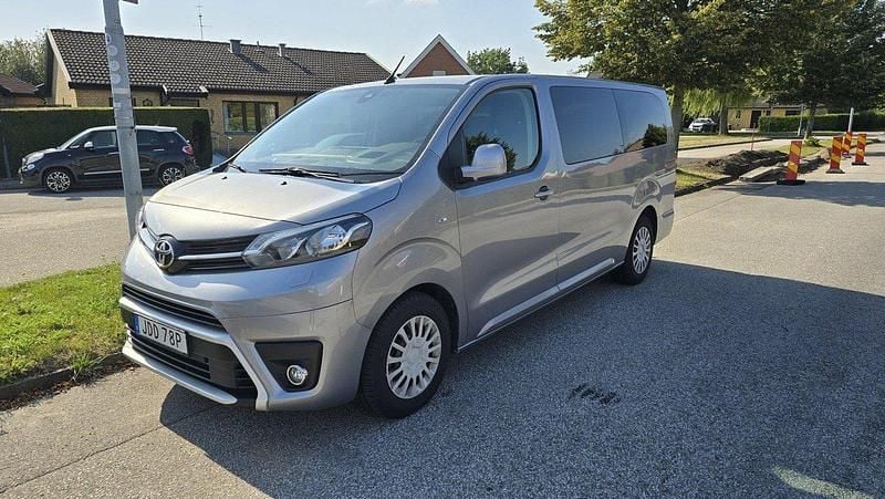 Silver Begagnad 2020 Toyota Proace Verso Kombi | 274 900 kr (Marknadspris) - Bild 1/4