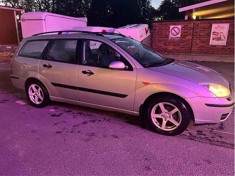 Silver Begagnad 2004 Ford Focus Kombi | 23 000 kr (Marknadspris) - Bild 1/4