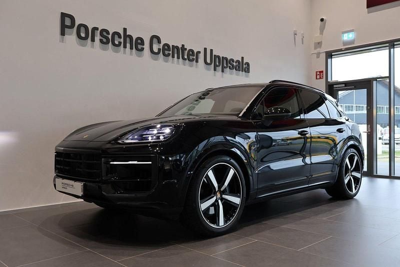 Svart Begagnad 2025 Porsche Cayenne SUV | 1 275 000 kr (Marknadspris) - Bild 1/4