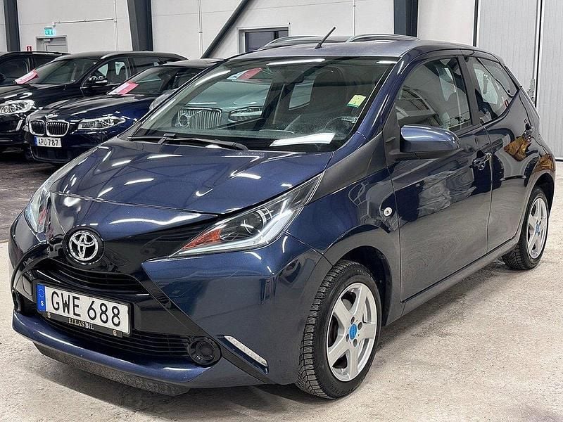 Mörkblå (blå) Begagnad 2015 Toyota Aygo X-play Halvkombi | 104 900 kr (Marknadspris) - Bild 1/4