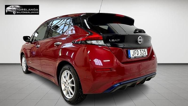 Begagnad Nissan Leaf Tekna 110 kW (150 HK) 2018 Röd Halvkombi