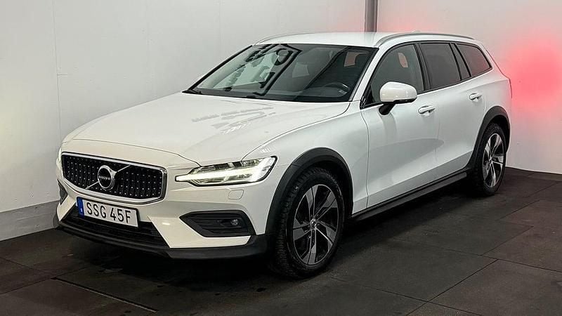 Vit Begagnad 2019 Volvo V60 CC Momentum Kombi | 204 900 kr (Marknadspris) - Bild 1/4