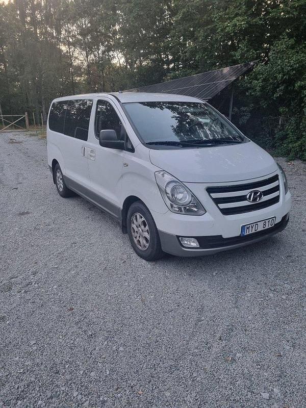 Vit Begagnad 2013 Hyundai H-1 Minibuss | 94 900 kr (Marknadspris) - Bild 1/4