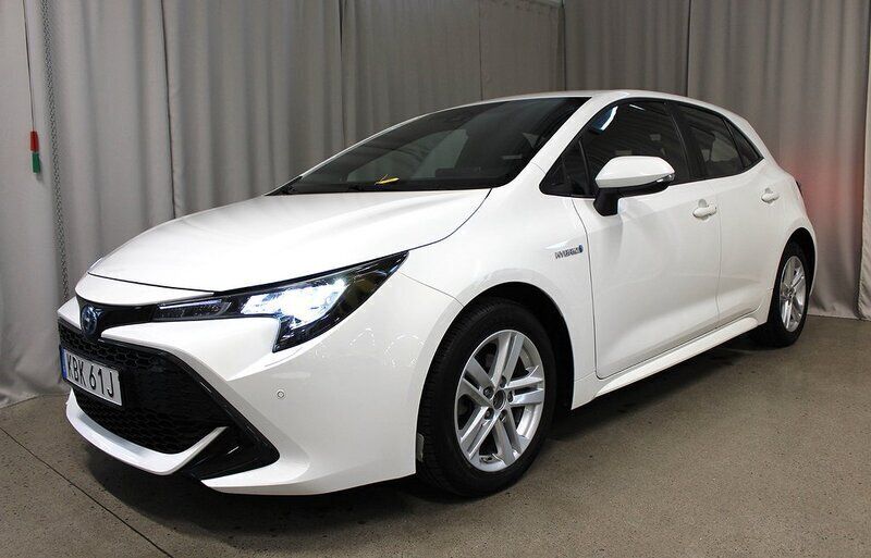 Vit Begagnad 2019 Toyota Corolla Hybrid Active Halvkombi | 214 900 kr (Marknadspris) - Bild 1/4