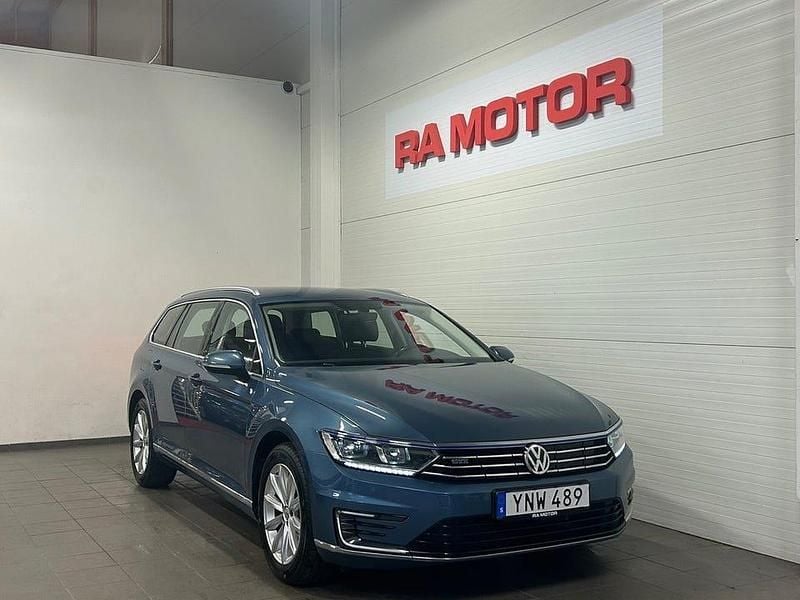 Blå metallic Begagnad 2017 VW Passat GTE Kombi | 174 900 kr (Marknadspris) - Bild 1/3