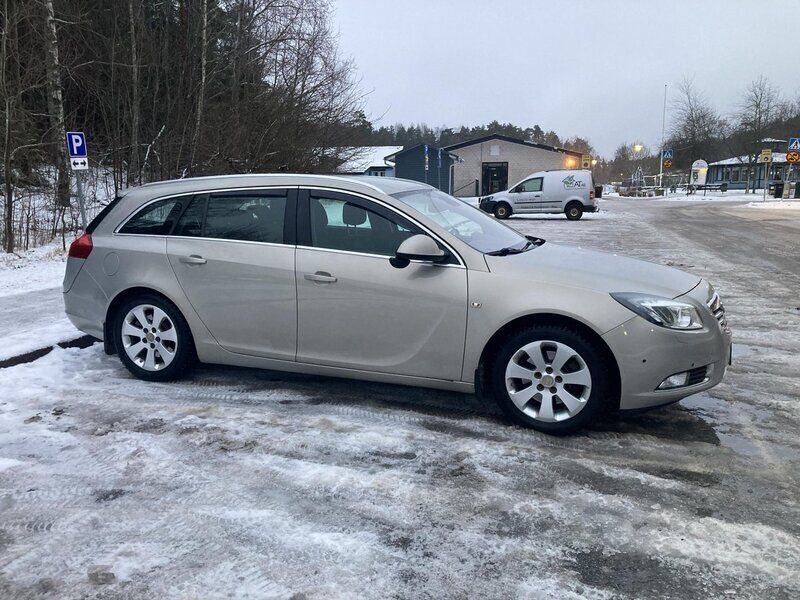 Grå Begagnad 2012 Opel Insignia Edition Kombi | 70 000 kr (Marknadspris) - Bild 1/4