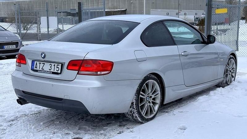 Begagnad BMW 325 Comfort Edition 218 HK (160 kW) 2010 Ljusgrå Sportkupé