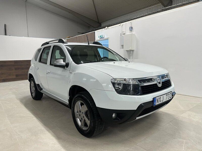 Vit Begagnad 2013 Dacia Duster SUV | 69 900 kr (Marknadspris) - Bild 1/4