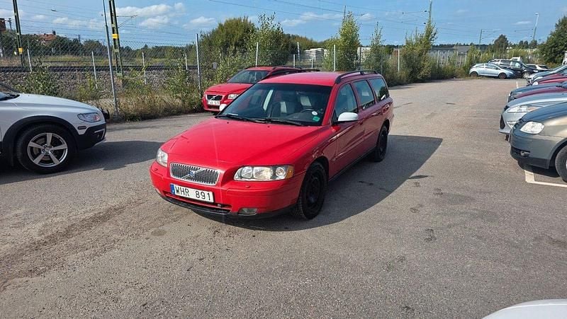Röd Begagnad 2005 Volvo V70 Kinetic Kombi | 19 900 kr (Bra pris) - Bild 1/4