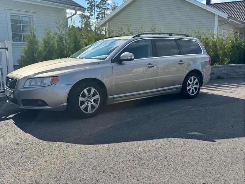 Brun Begagnad 2011 Volvo V70 Momentum Kombi | 39 900 kr (Superpris) - Bild 1/4