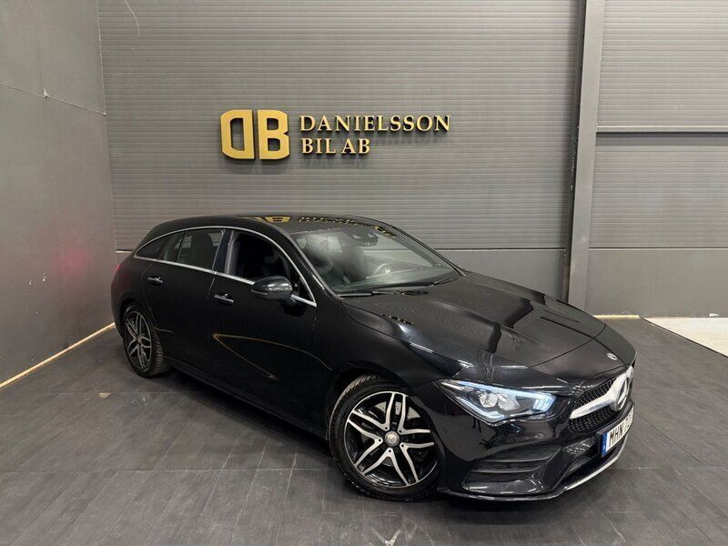 Svart Begagnad 2020 Mercedes CLA220 Shooting Brake AMG Kombi | 309 800 kr (Marknadspris) - Bild 1/4