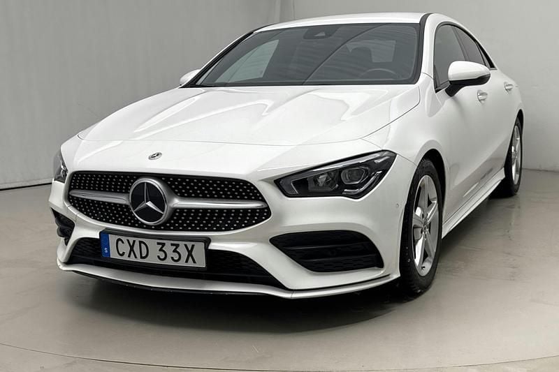Vit Begagnad 2022 Mercedes CLA200 AMG line Sportkupé | 299 000 kr (Bra pris) - Bild 1/4