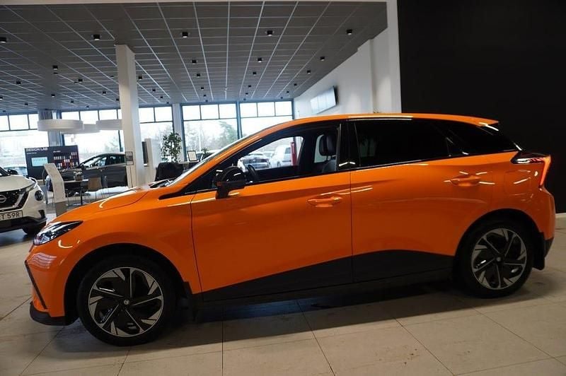 Begagnad MG MG4 EV 150 kW (204 HK) 2022 Orange Halvkombi