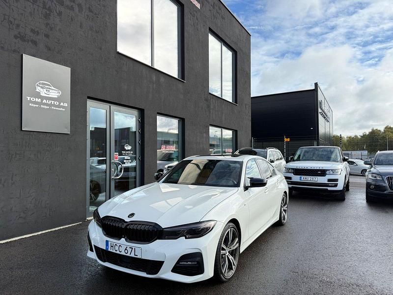 Vit Begagnad 2019 BMW 330 Sedan | 319 900 kr (Dyr) - Bild 1/4