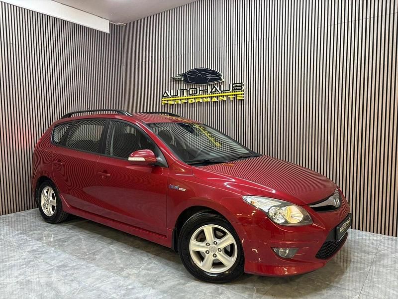 Mörkröd Begagnad 2011 Hyundai i30 Kombi | 24 900 kr (Marknadspris) - Bild 1/4