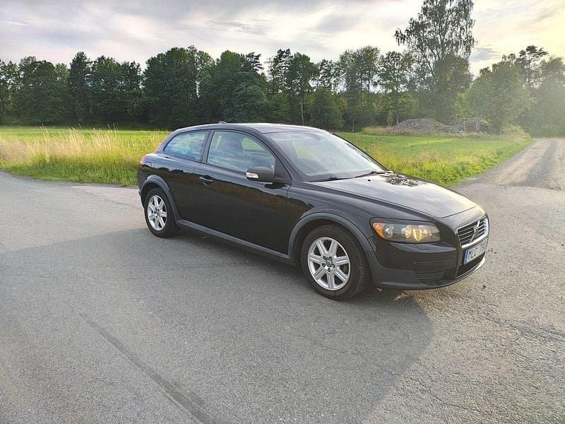 Svart Begagnad 2007 Volvo C30 Halvkombi | 55 000 kr (Marknadspris) - Bild 1/4