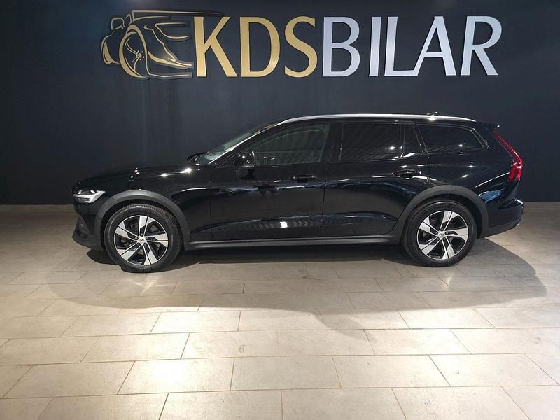 Svart Begagnad 2020 Volvo V60 CC Momentum Kombi | 279 500 kr (Marknadspris) - Bild 1/4