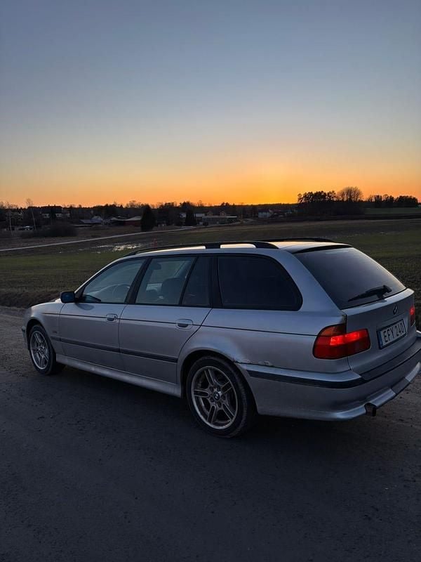 Begagnad BMW 523 170 HK (125 kW) 1999 Grå Kombi