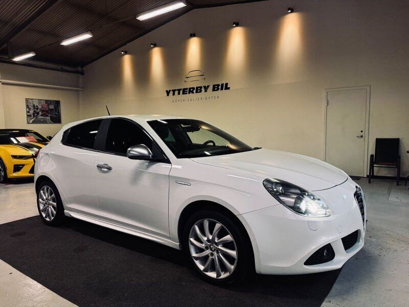 Vit Begagnad 2012 Alfa Romeo Giulietta Distinctive Halvkombi | 89 900 kr (Marknadspris) - Bild 1/4