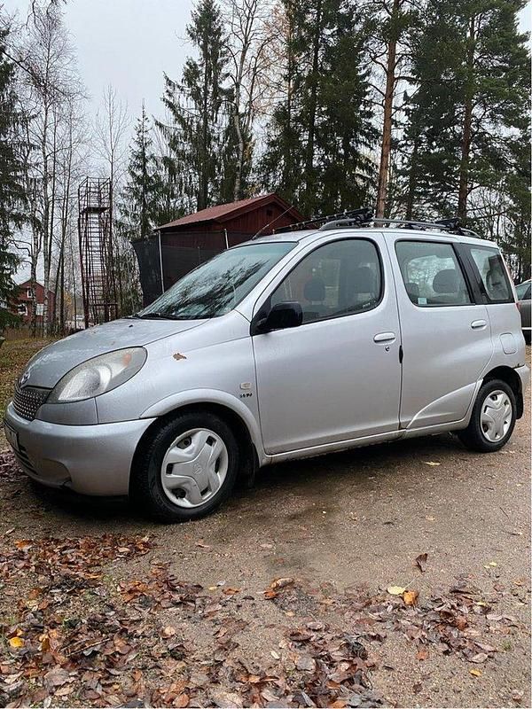 Silver Begagnad 2002 Toyota Yaris Verso Minibuss | 23 000 kr - Bild 1/2