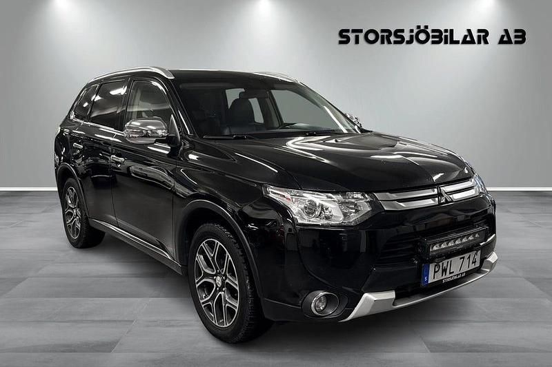 Svart Begagnad 2015 Mitsubishi Outlander SUV | 124 000 kr (Lite dyr) - Bild 1/4