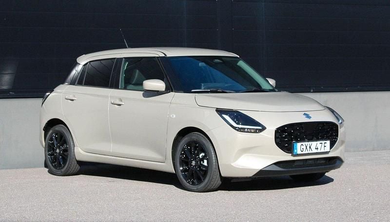 Brun Ny 2025 Suzuki Swift Halvkombi | 259 900 kr (Marknadspris) - Bild 1/4