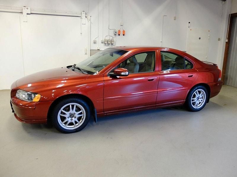 Röd Begagnad 2009 Volvo S60 Sedan | 65 000 kr (Lite dyr) - Bild 1/4
