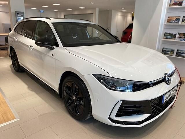 Ny 2025 VW Passat R-line | 565 100 kr (Bra pris) - Bild 1/4