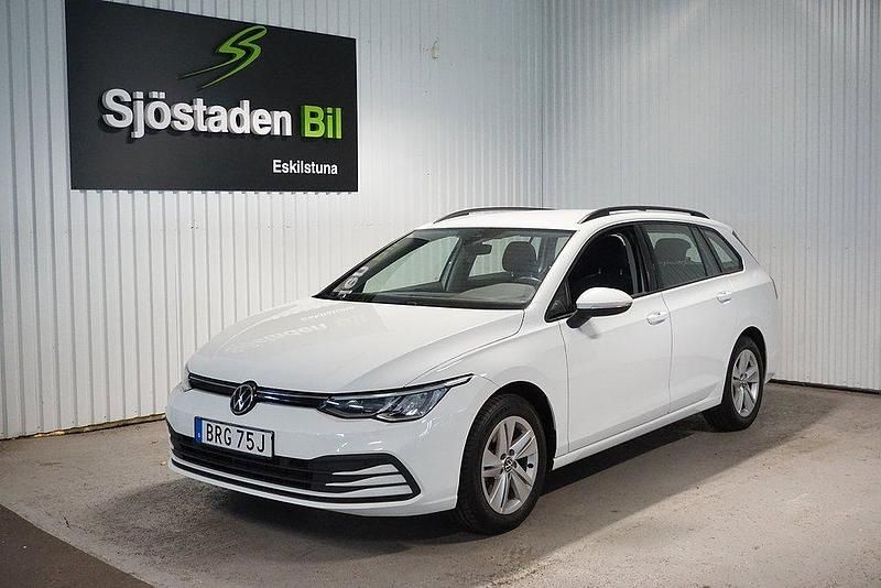 Vit Begagnad 2022 VW Golf VIII Kombi | 254 900 kr (Marknadspris) - Bild 1/4