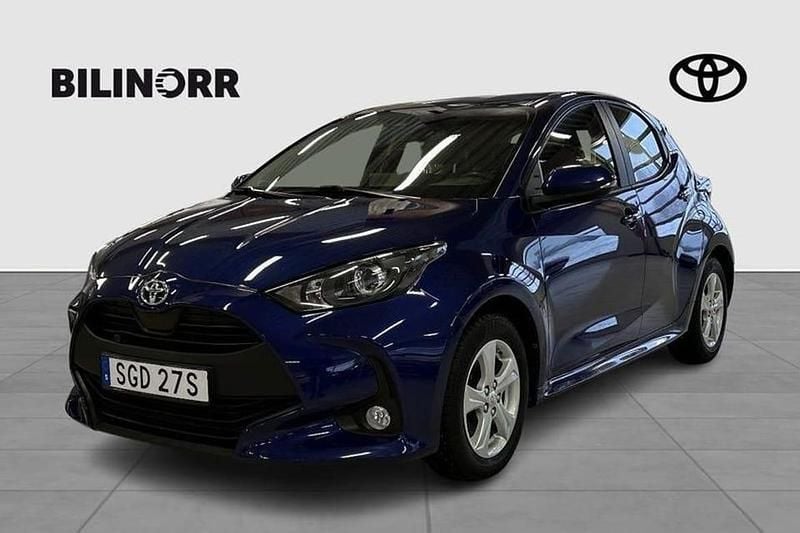 Blå Begagnad 2022 Toyota Yaris Hybrid Active Halvkombi | 194 900 kr (Marknadspris) - Bild 1/4