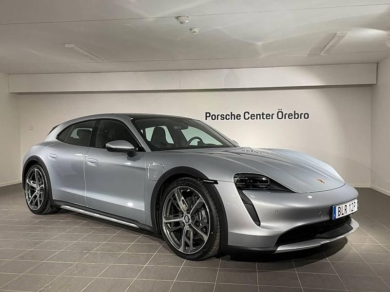 Silver Begagnad 2023 Porsche Taycan Cross Turismo Sedan | 999 000 kr - Bild 1/4