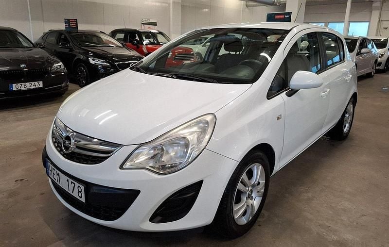 Vit Begagnad 2012 Opel Corsa Enjoy Halvkombi | 44 999 kr (Marknadspris) - Bild 1/3
