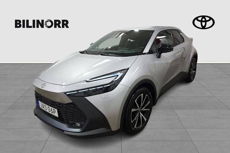 Silver Begagnad 2024 Toyota C-HR+ Style SUV | 389 900 kr (Marknadspris) - Bild 1/4