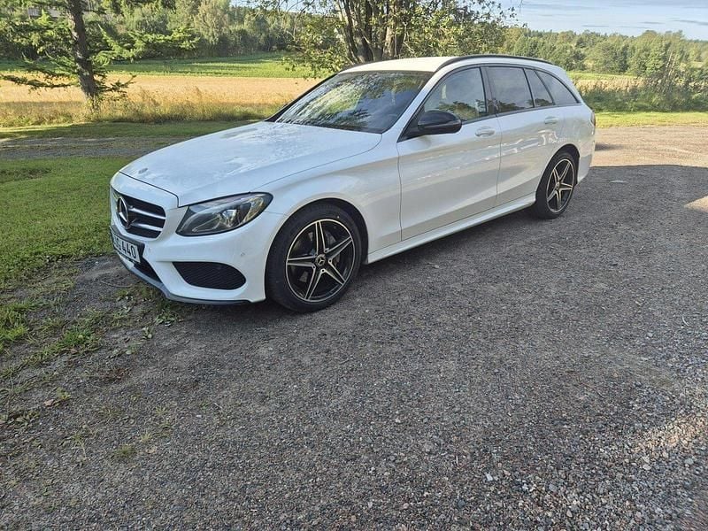 Vit Begagnad 2017 Mercedes C220 AMG line Kombi | 195 000 kr (Marknadspris) - Bild 1/4