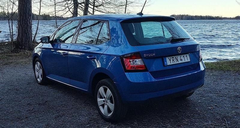 Blå Begagnad 2018 Skoda Fabia Style Halvkombi | 73 000 kr (Marknadspris) - Bild 1/4